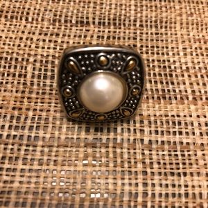 Ring in gold and silver color with detail pearl